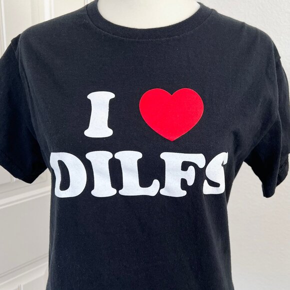 Spencer's Exclusive Official I Heart DILFS Logo Funny Black Tee Unisex Sz Small - Picture 10 of 12